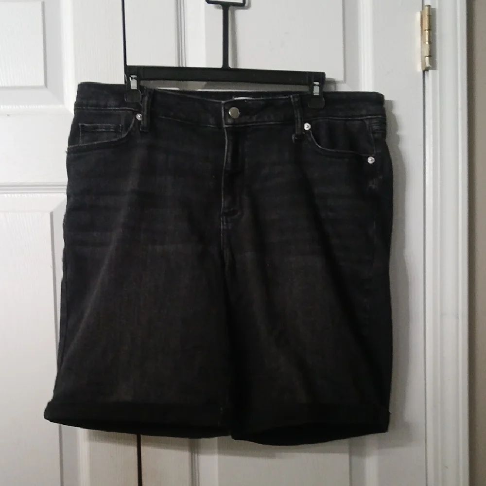 Sonoma Mid Rise bermuda black shorts  Sz 18 NWOT